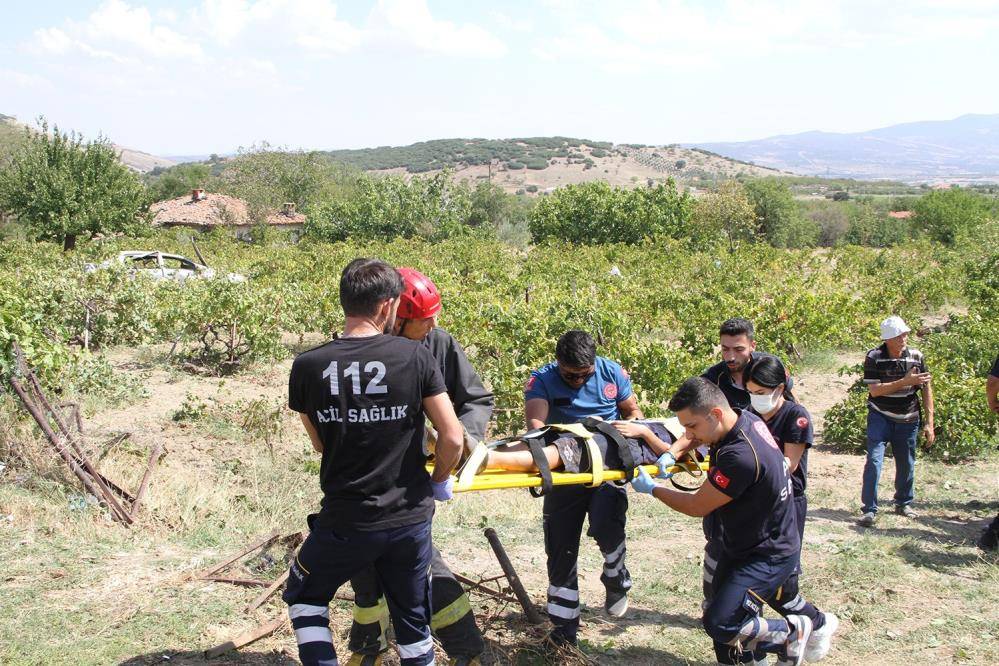 Konya plakalı otomobil tarlaya devrildi! Aynı aileden 5 kişi yaralandı 7